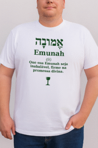 camiseta branca com estampa com nome em hebraico Emunah