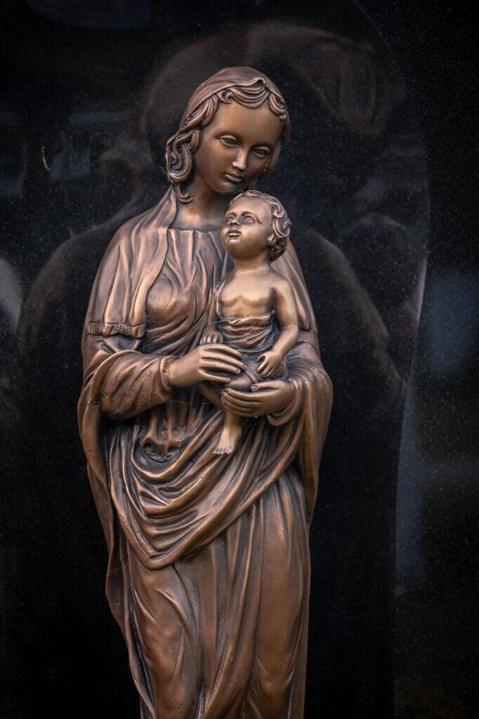 Maria é Mãe de Deus? Provas Bíblicas e Doutrinárias estátua de bronze de maria com o menino jesus