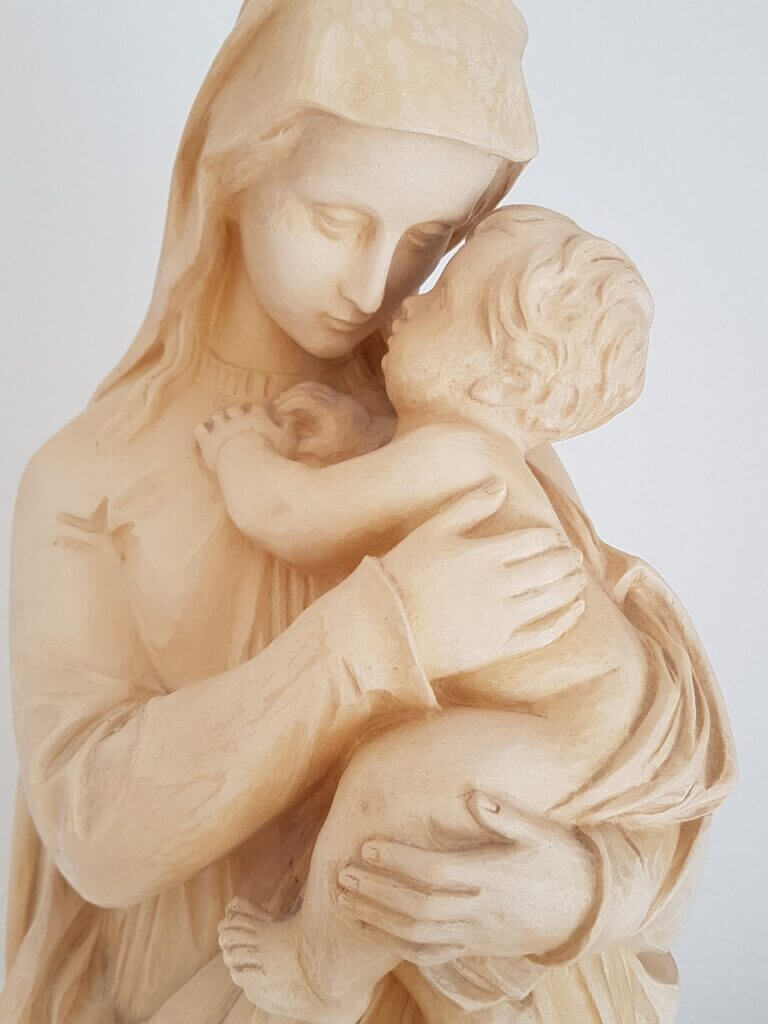 Maria é Mãe de Deus? Provas Bíblicas e Doutrinárias imagem de virgem maria com o menino jesus  nos braços