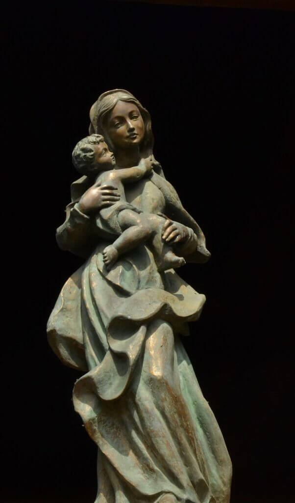 maria-mãe-de-deus (5) estátua de maeia com jesus no colo