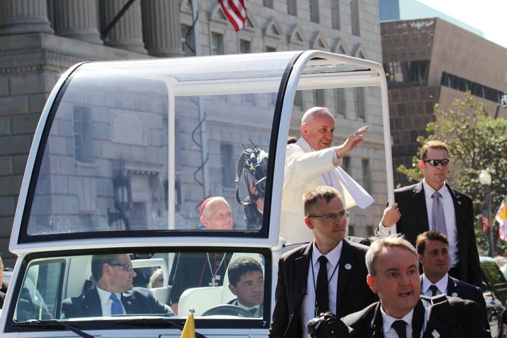 papa-é-infalível-em-tudo Papa Francisco no papamóvel cercado de seguranças