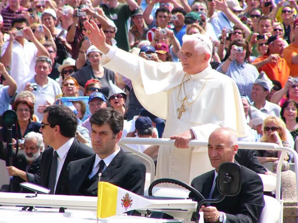 papa-é-infalível-em-tudo (2) Papa Bento XVI no papamóvel cumprimentando p público