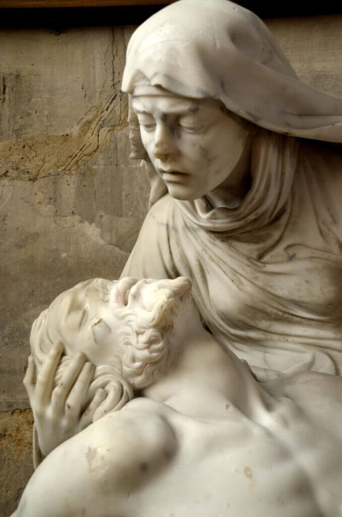 por-que-deus-permite-sofrimento uma estátua de Nossa senhora segurando o seu Filho Morto