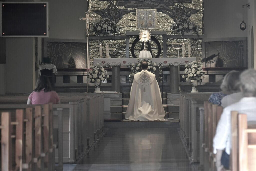 a-missa-é-a-mesma-em-todo-mundo umpadre em uma igreja celebrando a missa