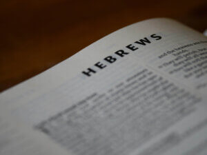 Bíblia aberta apresentando o Livro de Hebreus (Hebrews)