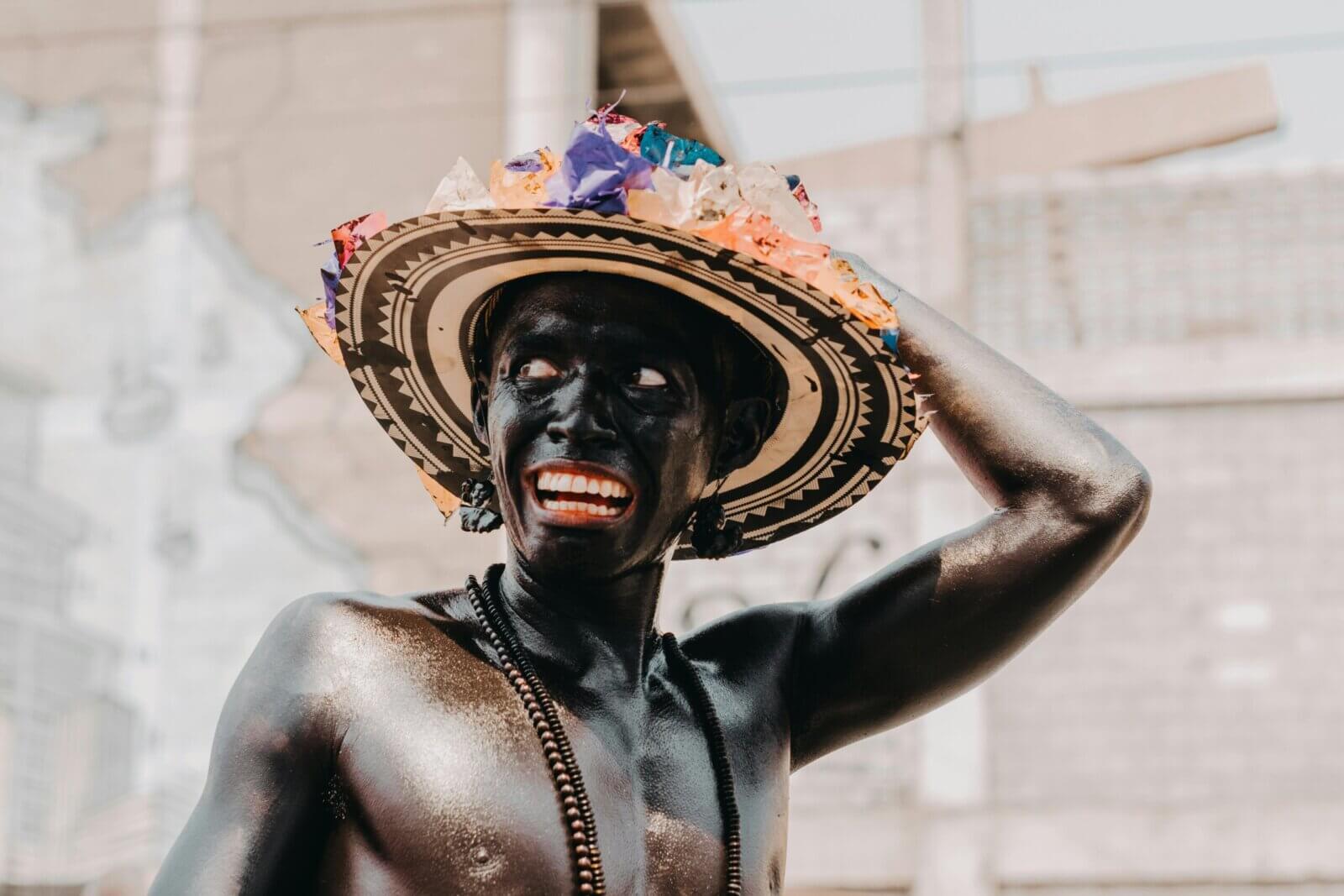 Manifestação moderna do carnaval brasileiro mostrando evolução das festividades carnavalescas originais