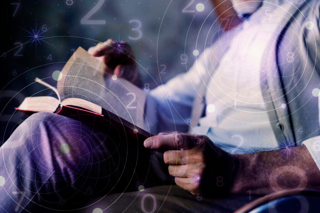 “Pessoa sentada folheando um livro religioso aberto, com elementos gráficos de números e círculos luminosos sobrepostos, simbolizando reflexão espiritual, fé e relação entre razão e transcendência.